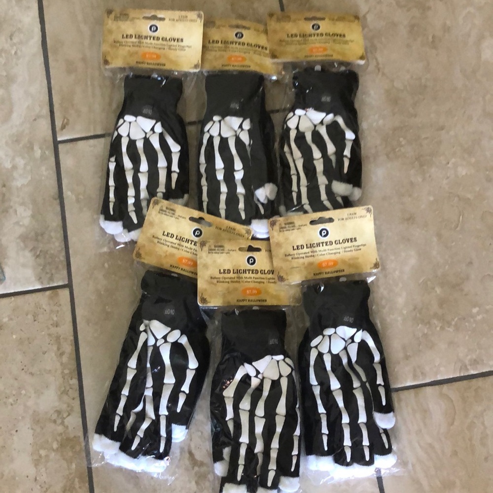 NWT light up skeleton gloves❤️